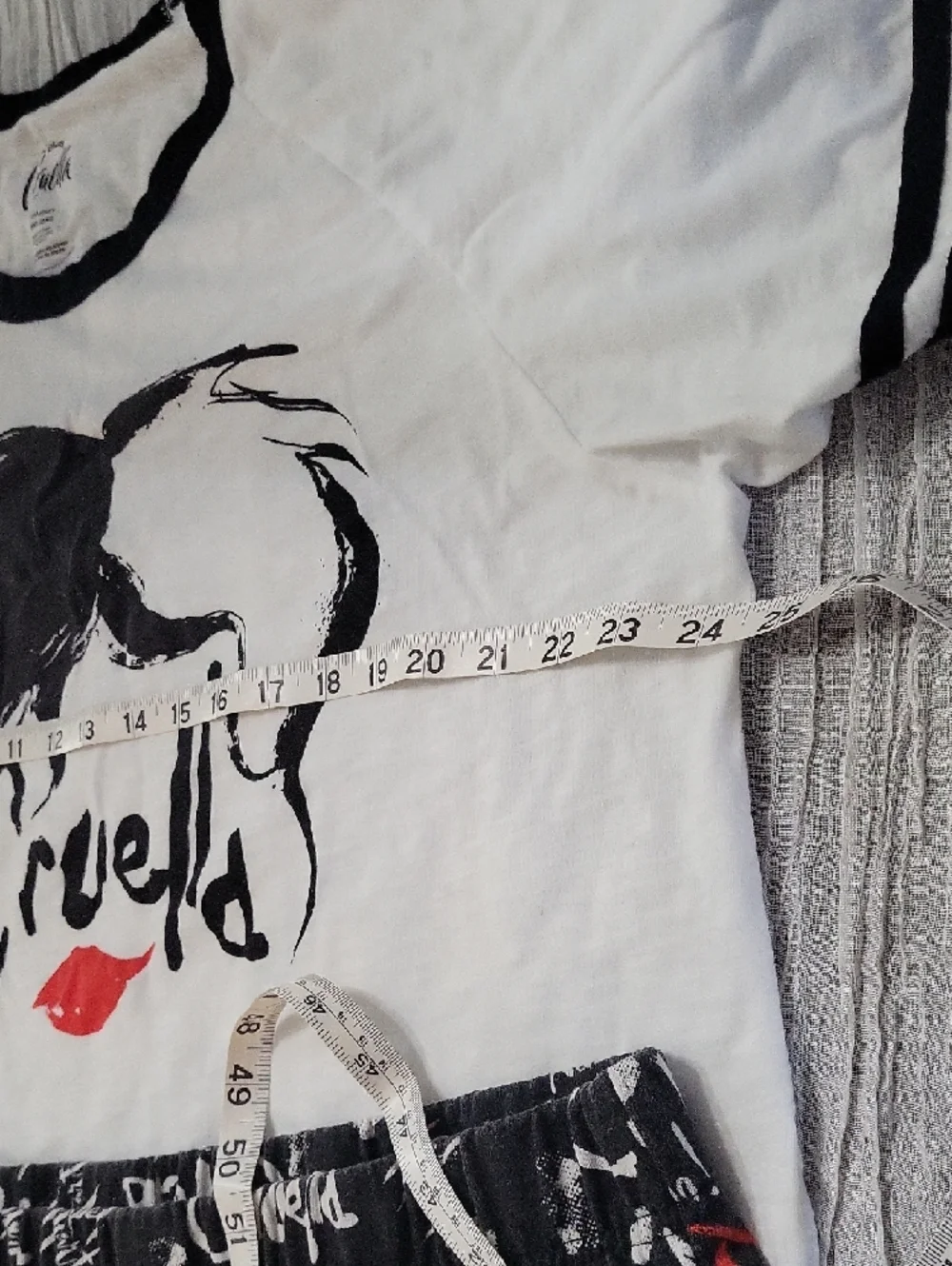 Disney 3x Cruella White and Black Crewneck T-Shirt And Shorts Pajamad - Picture 5 of 15